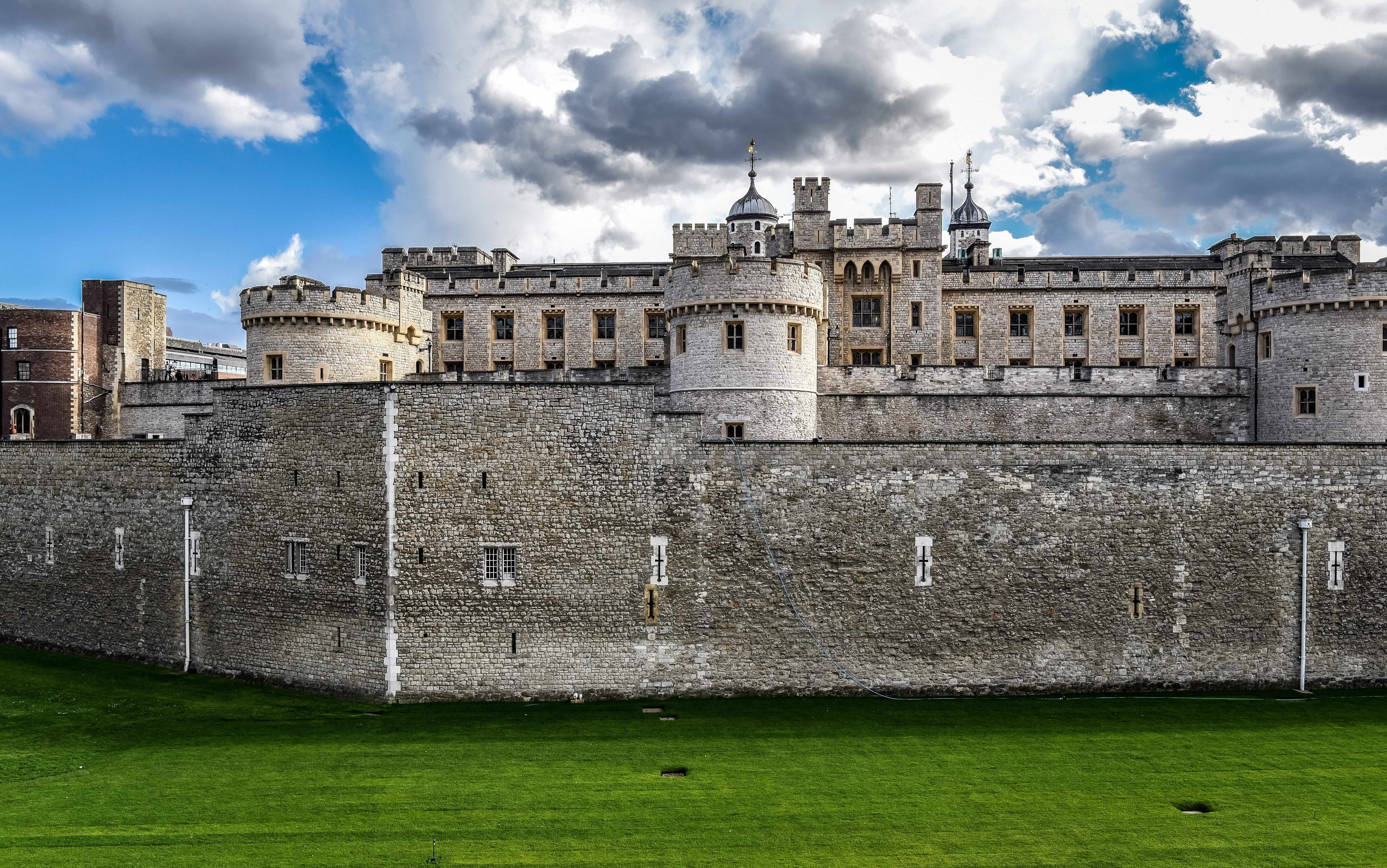 front-view-tower-london-cloudy-day (1) (1)