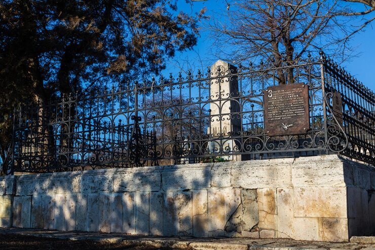 lermontov-s-grave-old-cemetery-pyatigorsk-known-as-necropolis-pyatigorsk